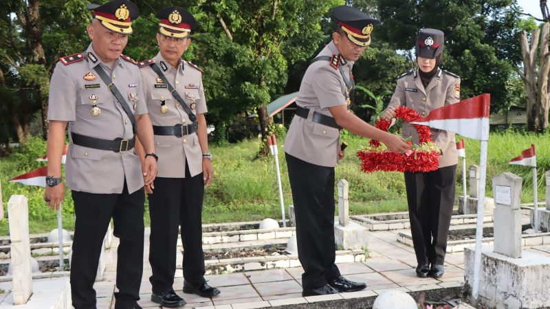 Polres Pangkep Gelar Upacara Ziarah Rombongan di TMP Mangilu, Peringati Hari Bhayangkara ke-79