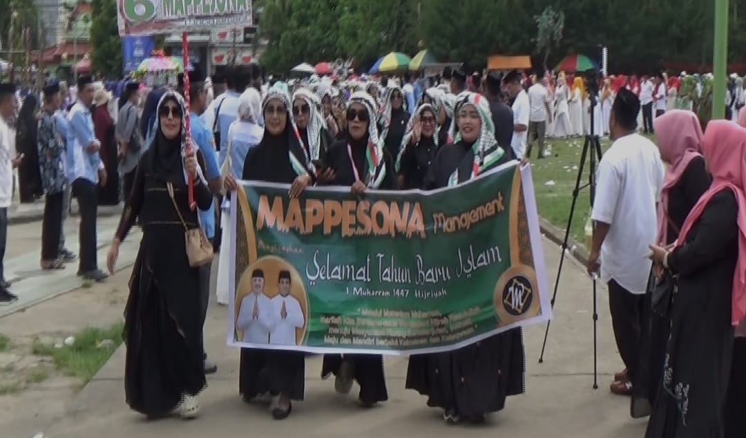 Unik, Rombongan Emak-Emak di Pinrang Ikut Pawai Kenakan Kostum Identik Palestina