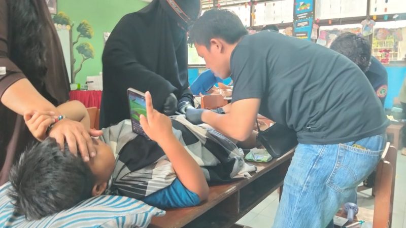 Menggunakan Metode Lem, Siswa UPT SDN 12 Pinrang Dikhitan Massal