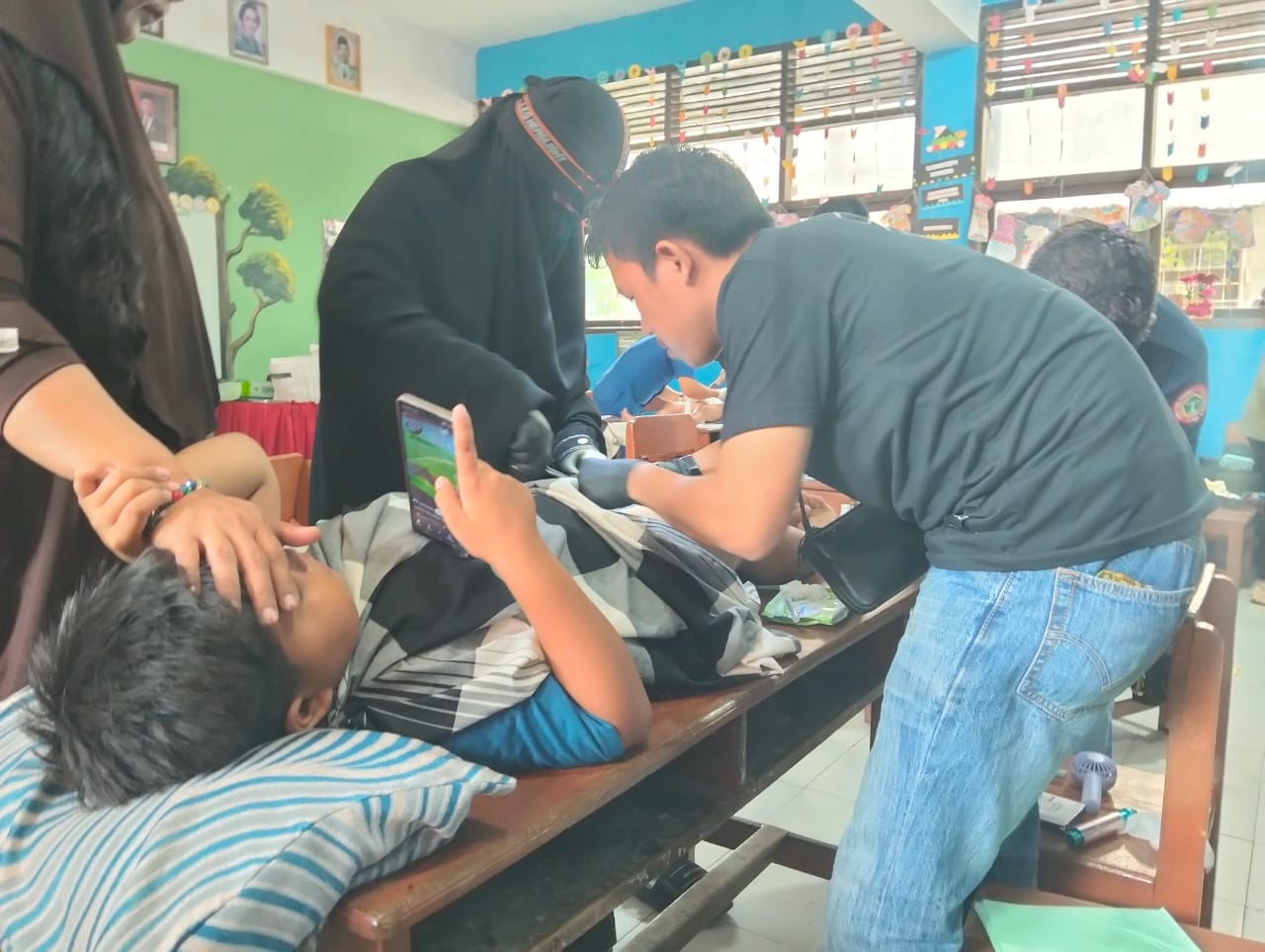 Menggunakan Metode Lem, Siswa UPT SDN 12 Pinrang Dikhitan Massal