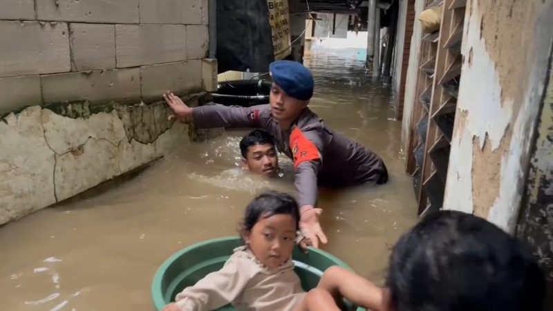 Hanya Gunakan Ember, Evakuasi Balita di Jaktim Dilakukan dengan Sigap