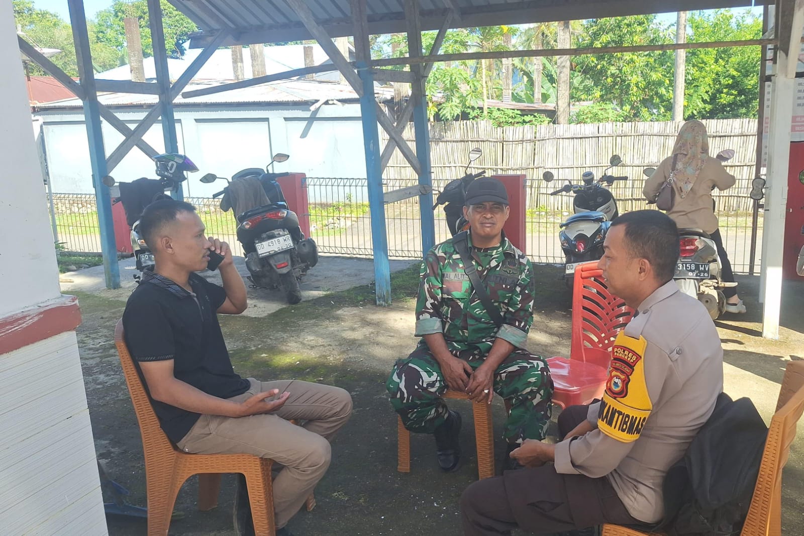 Bersinergi dengan Babinsa, Bhabinkamtibmas Polsek Bungoro Tingkatkan DDS di Wilayah Binaan