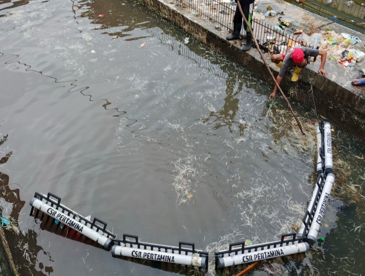 Pertamina Sulawesi Wujudkan Lingkungan Bersih Lewat Trash Barrier Sungai Pasar Lakessi