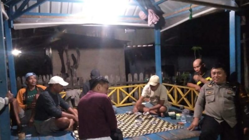 Tekankan Pentingnya Sistem Keamanan Lingkungan, Bhabinkamtibmas Polsek Ma’rang Sambang Pos Kamling di Wilayah Binaan