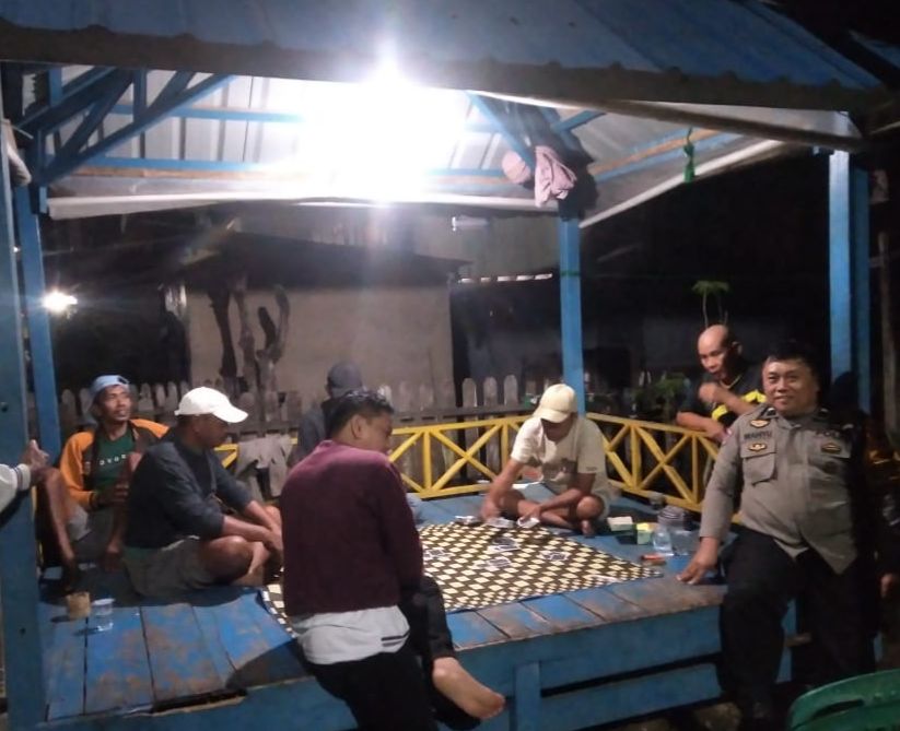 Tekankan Pentingnya Sistem Keamanan Lingkungan, Bhabinkamtibmas Polsek Ma’rang Sambang Pos Kamling di Wilayah Binaan