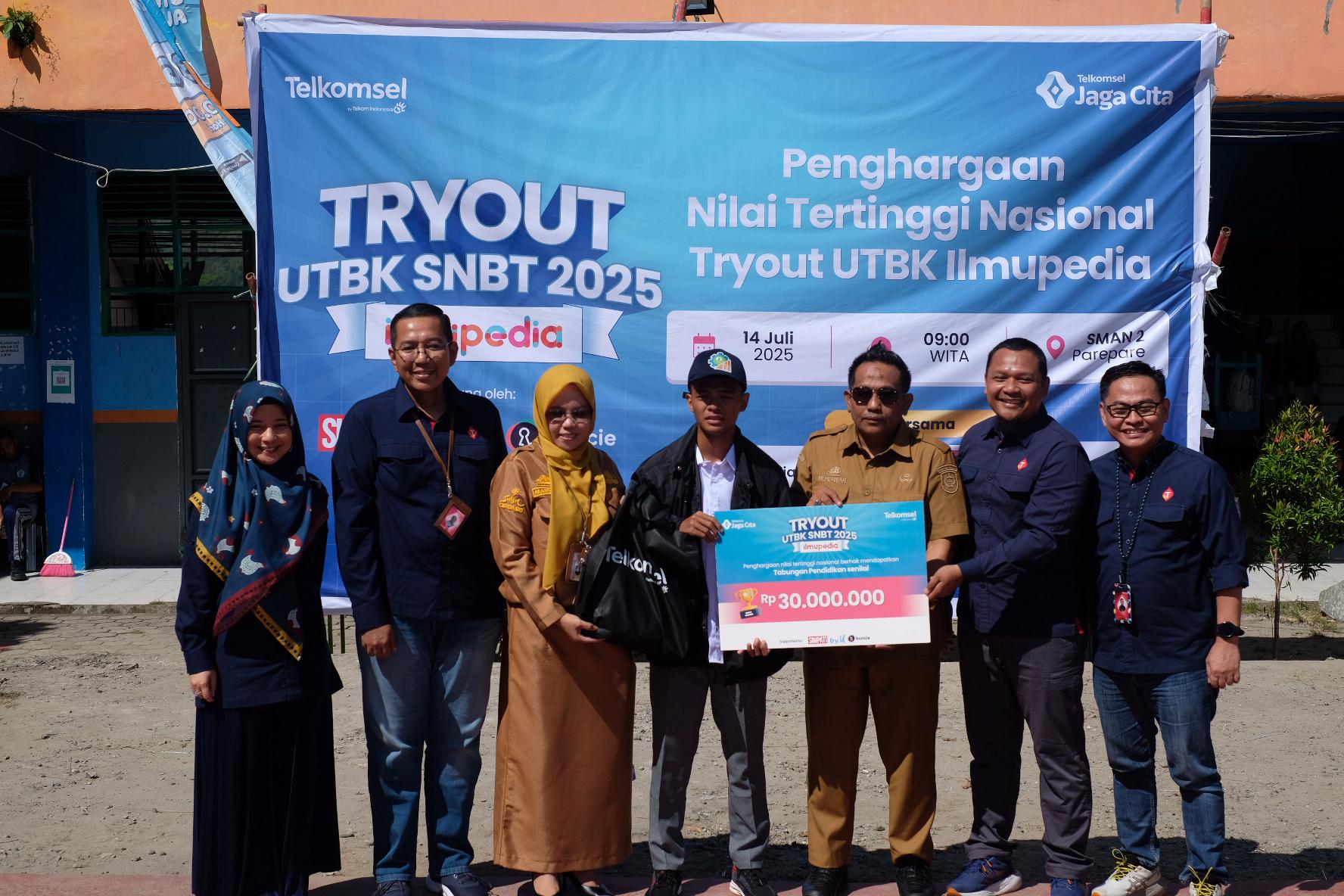 Top Scorer Ilmupedia Tryout UTBK 2025, Alumnus SMAN 2 Parepare Alim Terima Bantuan Pendidikan dari Telkomsel