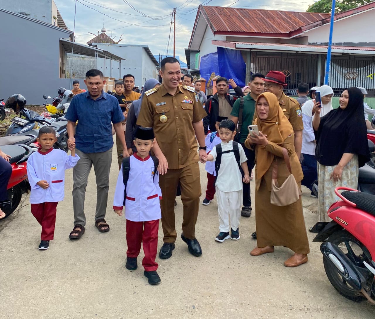 Bupati Pangkep MYL Antar Anak di Hari Pertama Sekolah