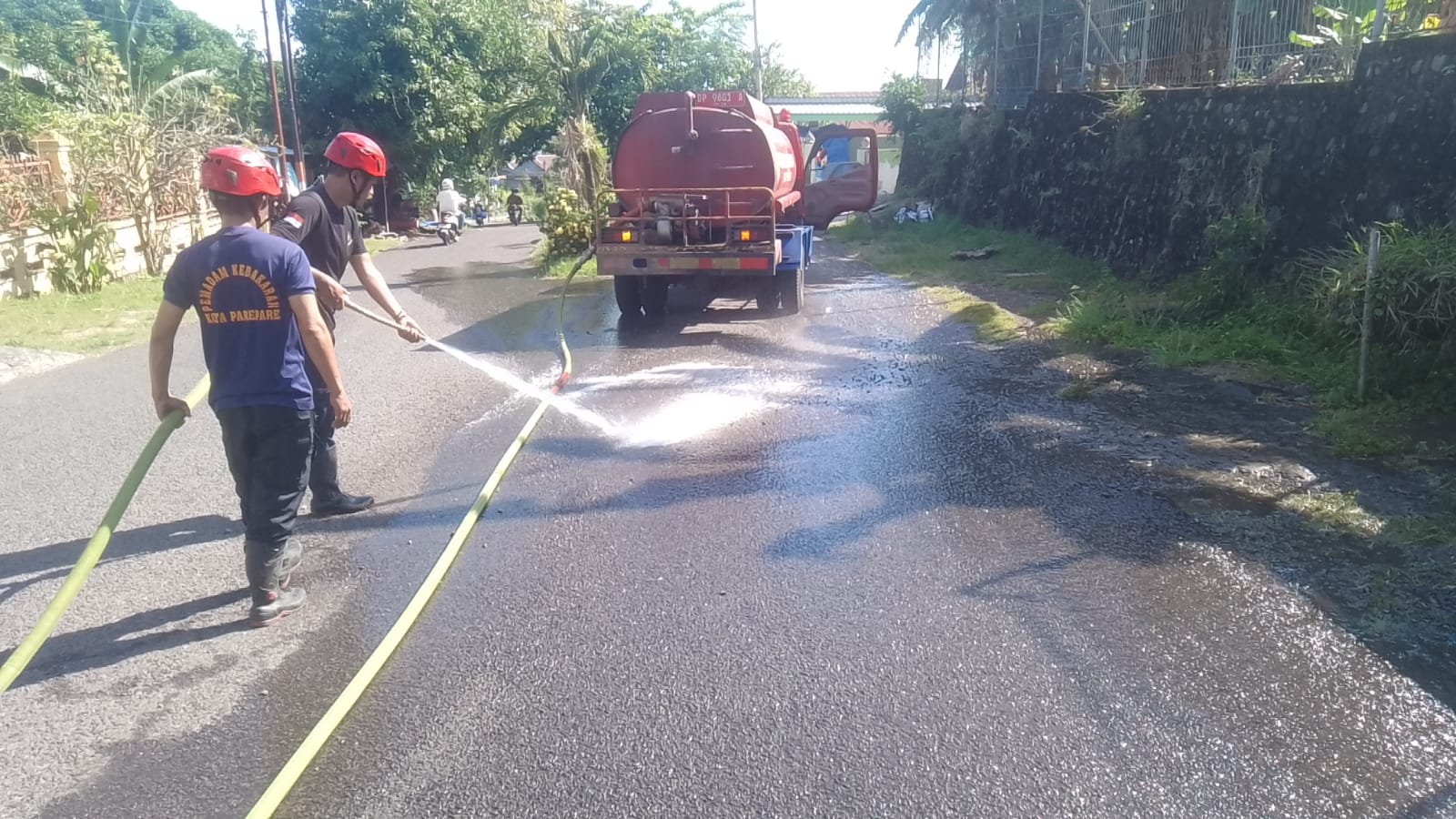 Sigap Tanggapi Aduan Warga, Damkar Parepare Bersihkan Krikil Berserakan di Jalan Raya