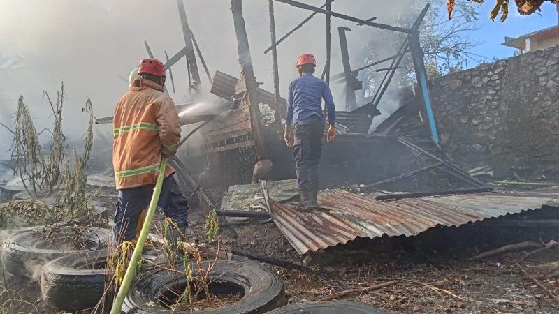 Api Lalap Tiga Rumah Warga di Kelurahan Bukit Harapan Parepare