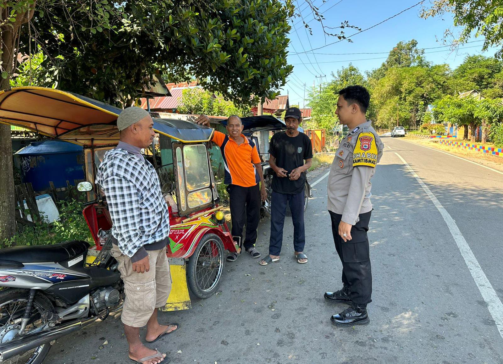 Bhabinkamtibmas Polsek Bungoro Patroli di Komunitas Tukang Bentor, Sampaikan Imbauan Kamtibmas