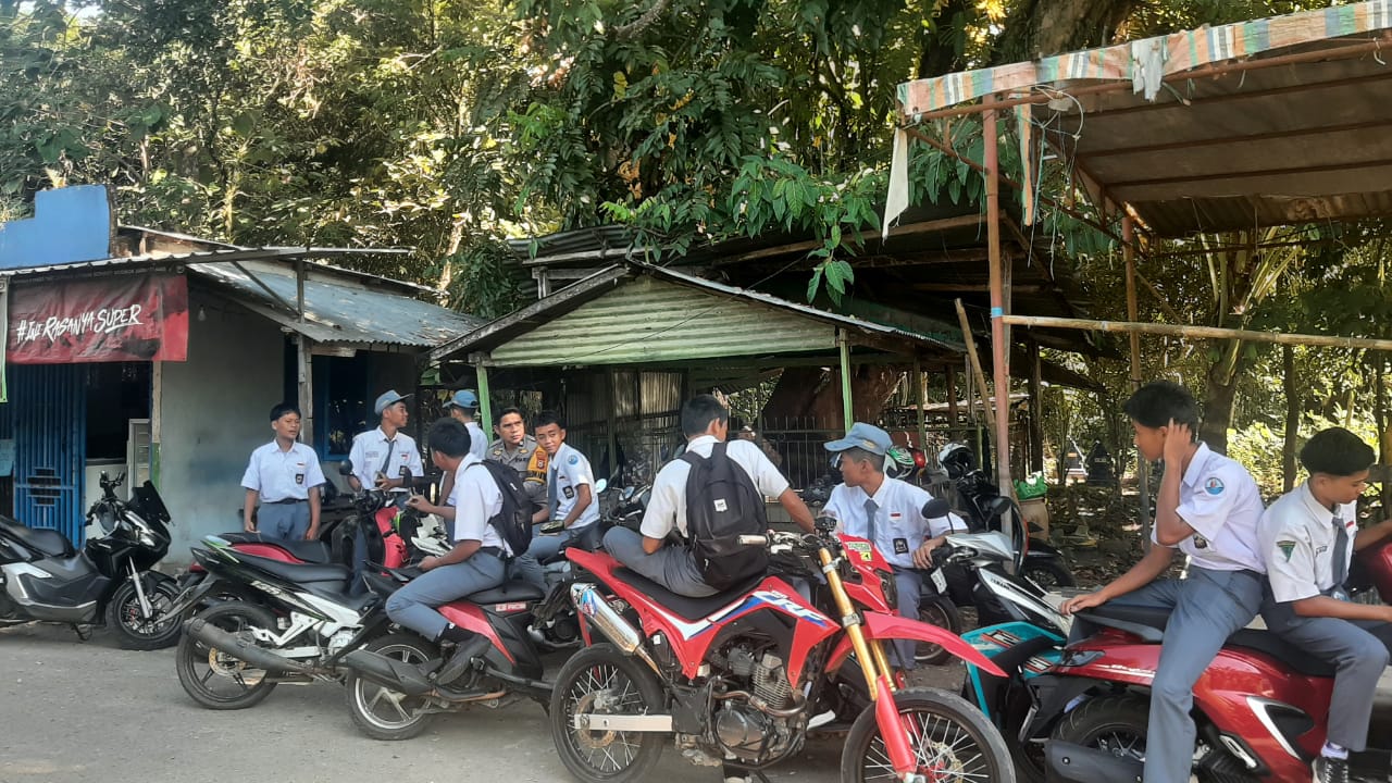 Bhabinkamtibmas Polsek Bungoro Sambangi Pelajar Sosialisasikan Bahaya Narkoba di SMAN 3 Pangkep