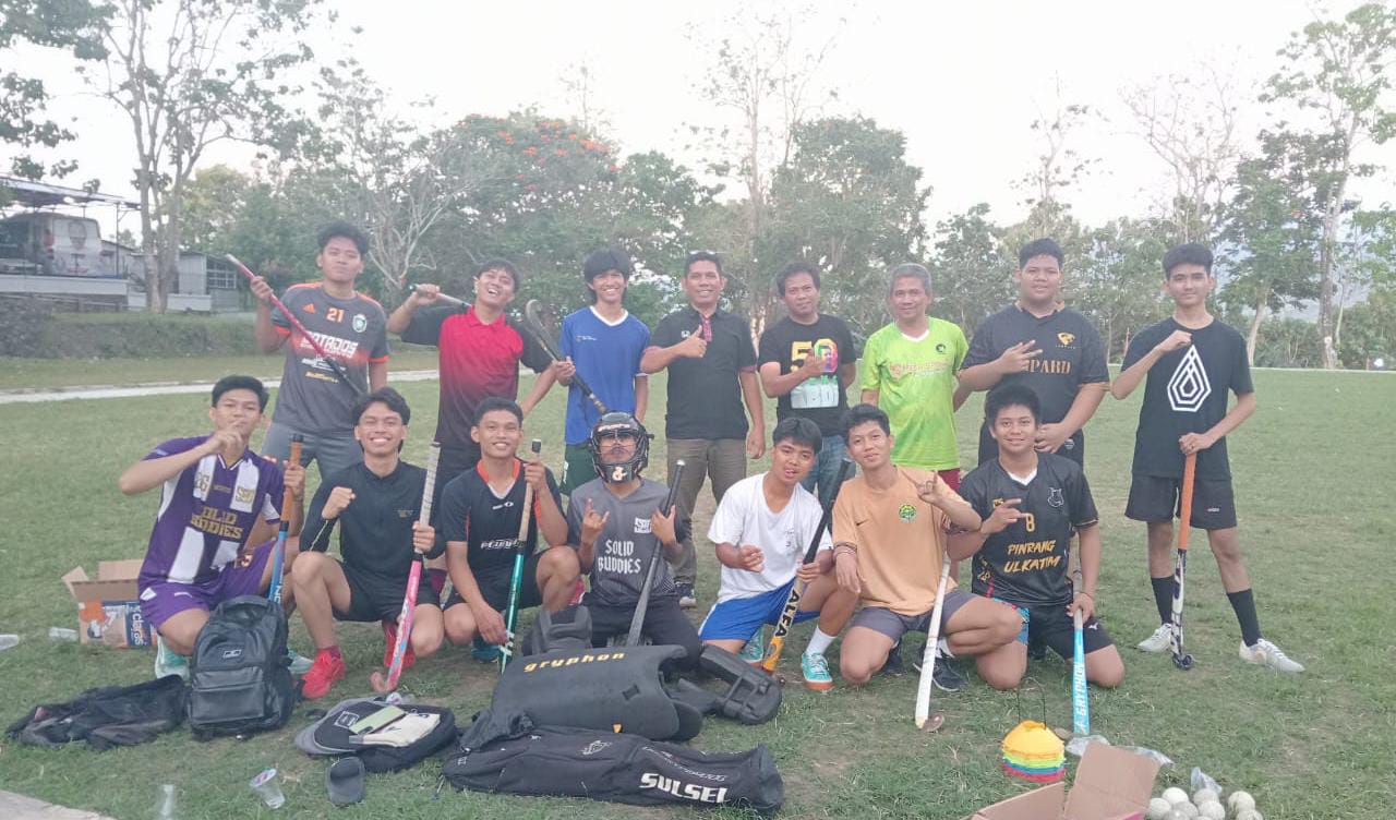 Pasca Muskot, Ketua dan Pengurus FHI Parepare Pantau Latihan Atlet Hoki di Lapangan Binalipu