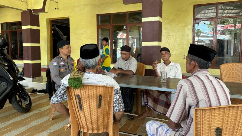 Bhabinkamtibmas Polsek Bungoro Jalin Silaturahmi dengan Tokoh Agama dan Masyarakat Usai Salat Jumat