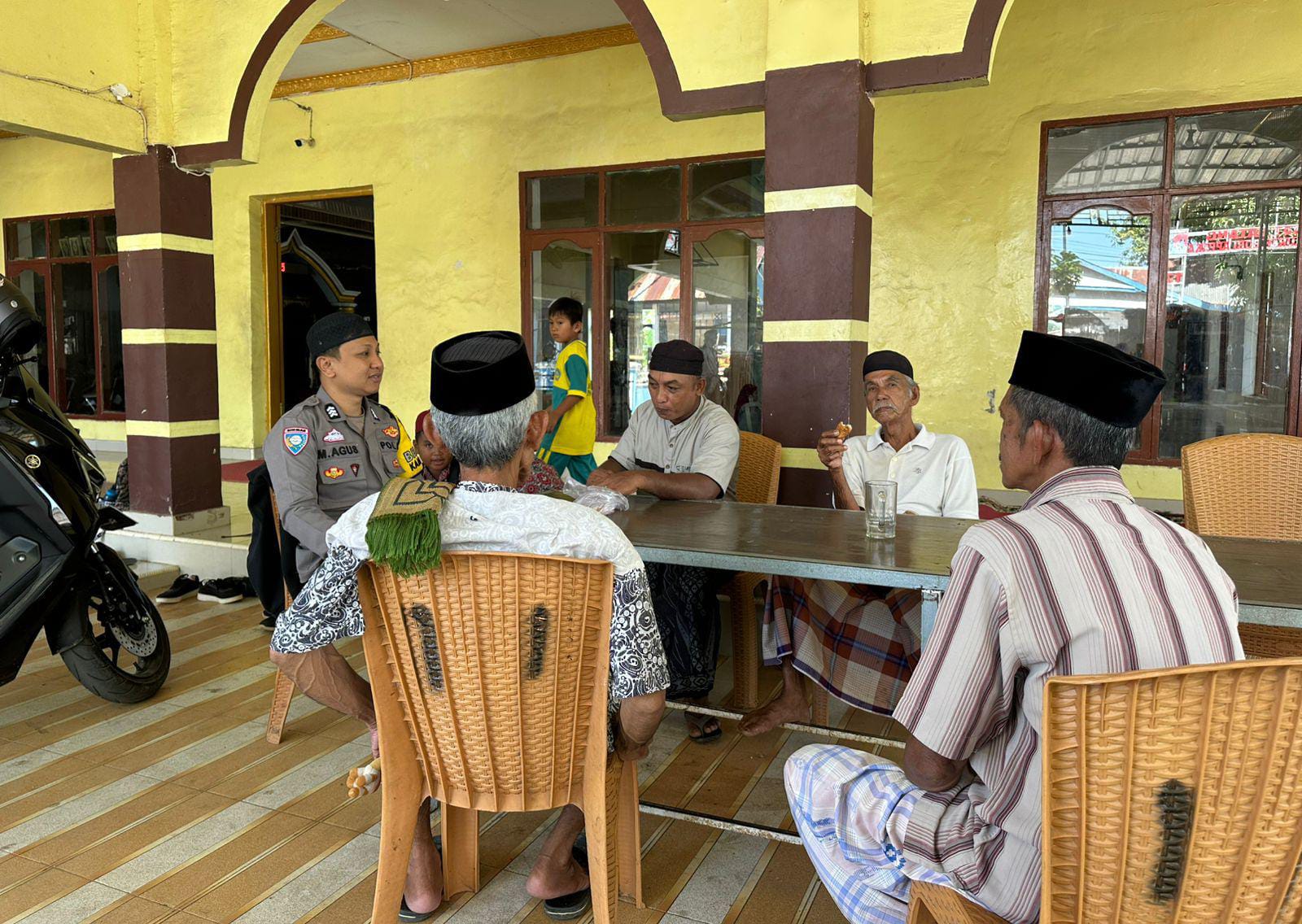 Bhabinkamtibmas Polsek Bungoro Jalin Silaturahmi dengan Tokoh Agama dan Masyarakat Usai Salat Jumat