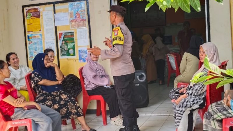 Bhabinkamtibmas Polsek KPN Dampingi Penyaluran Beras Pemerintah untuk Warga Pra-Sejahtera di Kampung Pisang Parepare