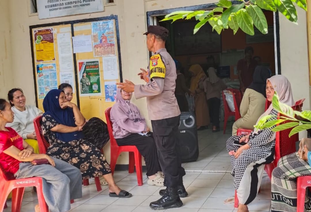 Bhabinkamtibmas Polsek KPN Dampingi Penyaluran Beras Pemerintah untuk Warga Pra-Sejahtera di Kampung Pisang Parepare