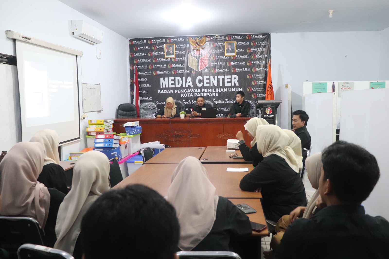 Bawaslu Parepare Tingkatkan Kapasitas Staf Lewat Kajian Prosedur Penerimaan Laporan Pelanggaran Pemilu