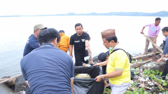 Parepare Fokus Kebersihan, Wali Kota Tasming Hamid Pimpin Kerja Bakti Massal di Taman Mattirotasi