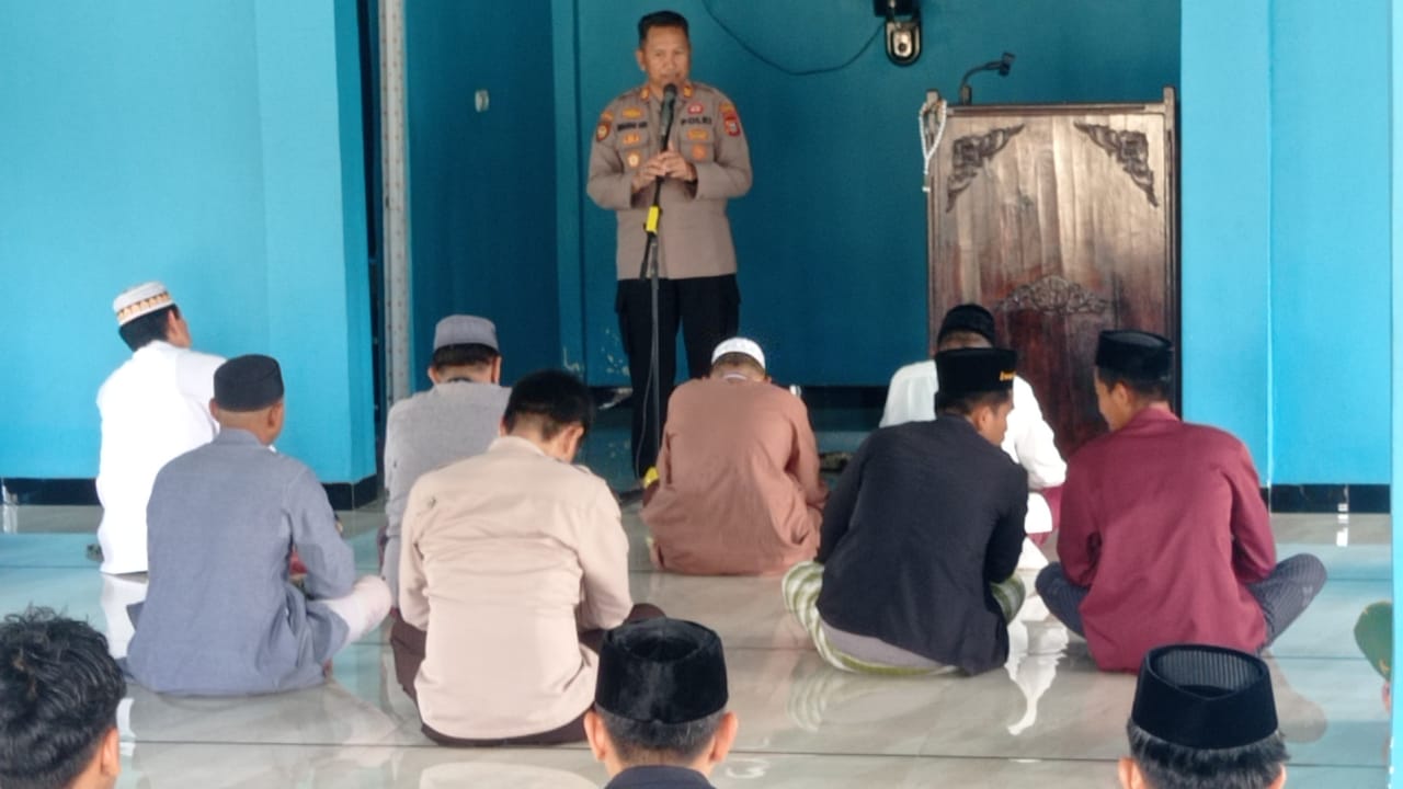 Kapolsek Bacukiki Sampaikan Pesan Kamtimbas Melalui Safari Jumat