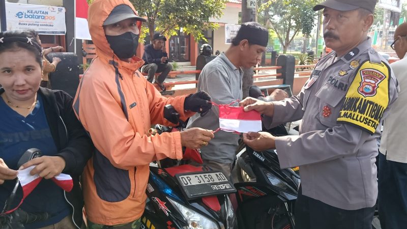 Meriahkan HUT RI ke-80, Bhabinkamtibmas Polsek KPN Bagikan Bendera Merah Putih ke Warga