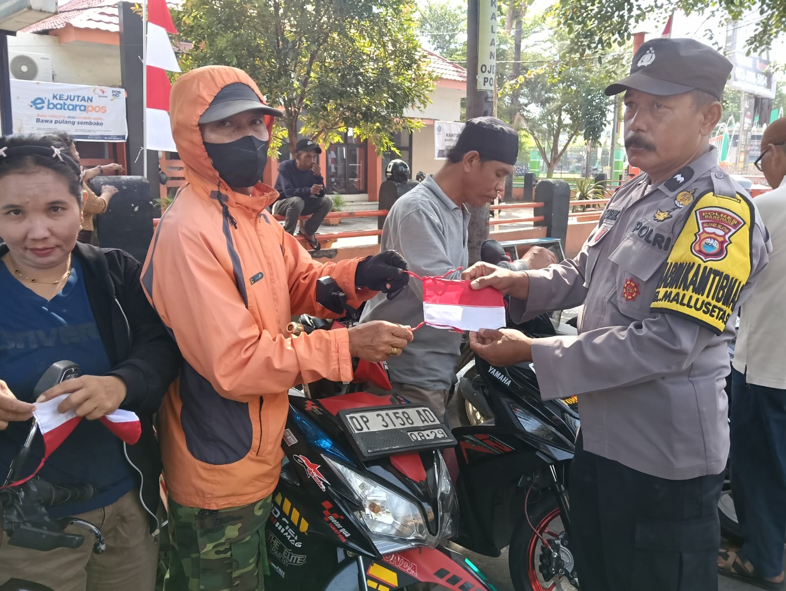 Meriahkan HUT RI ke-80, Bhabinkamtibmas Polsek KPN Bagikan Bendera Merah Putih ke Warga