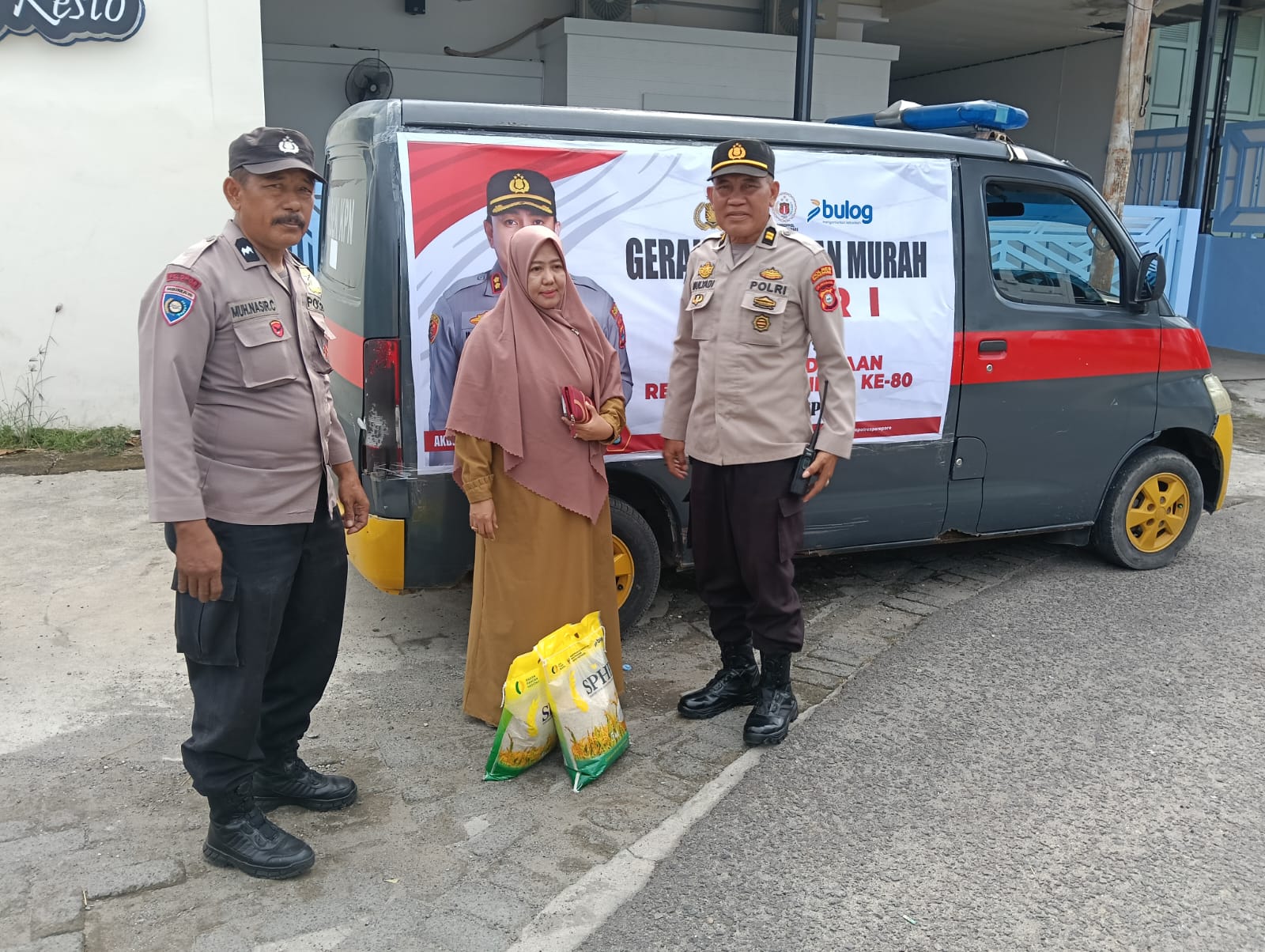 Polsek KPN Polres Parepare Gunakan Pola Pelayanan Mobile saat Salurkan Beras SPHP