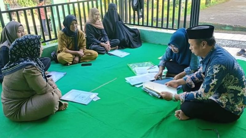 Persiapan Nikah Massal, Capil Parepare dan KUA Berjibaku Cek Kelengkapan Berkas Buku Nikah
