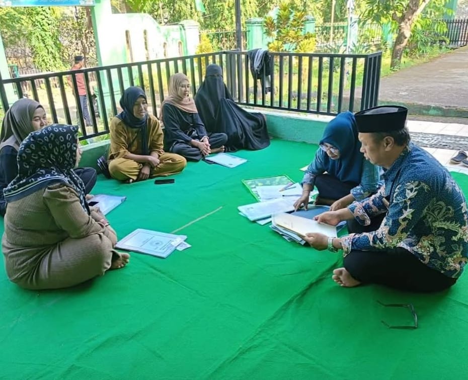 Persiapan Nikah Massal, Capil Parepare dan KUA Berjibaku Cek Kelengkapan Berkas Buku Nikah