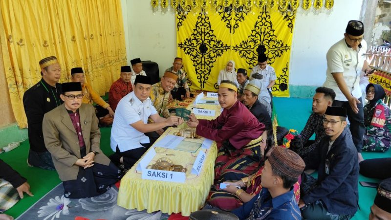 Wawali Hermanto Nikahkan Dua Mempelai di Nikah Massal Merdeka