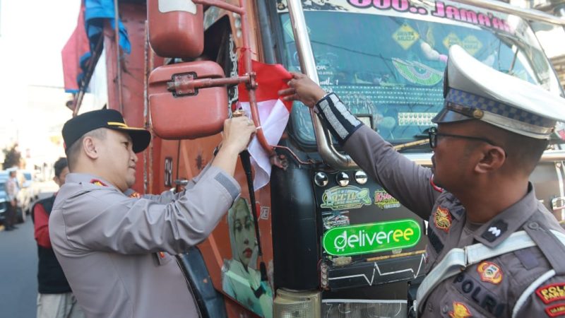 Kapolres Parepare Pimpin Polantas Menyapa, Bagikan dan Pasang Bendera Merah Putih di Jalan Raya