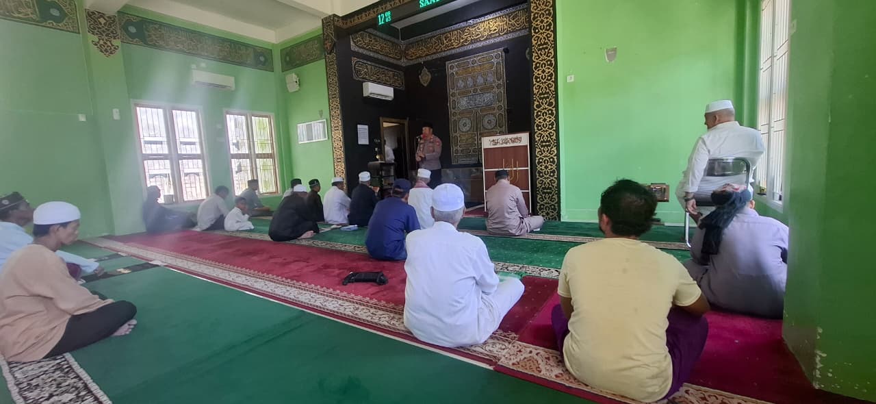 Safari Jumat di Masjid Arrasak, Kapolsek Bacukiki Ajak Warga Bersama Wujudkan Lingkungan Aman