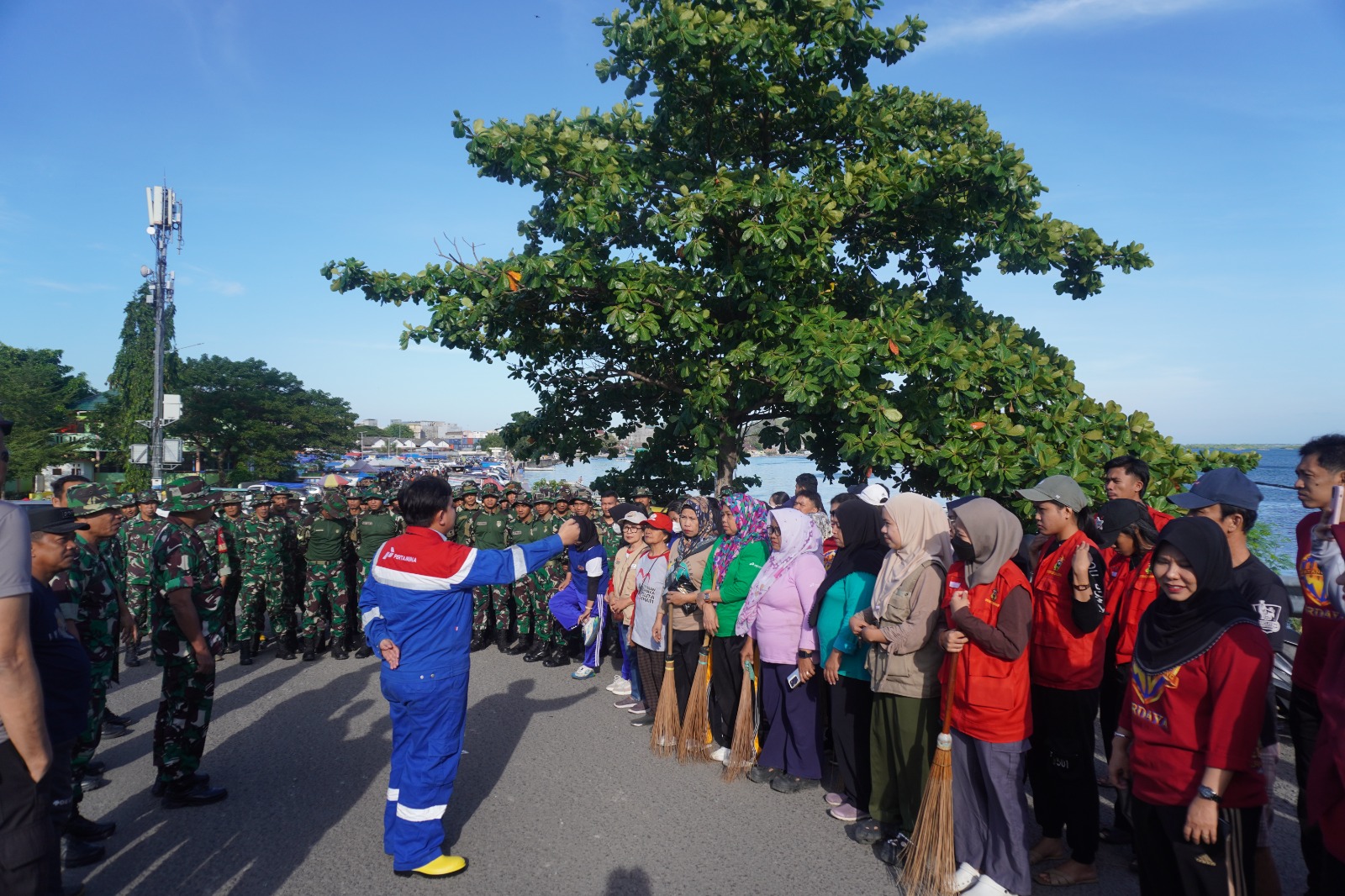Pertamina Sulawesi Angkut 8 Ton Sampah Lewat Coastal Clean Up bersama Ratusan Relawan