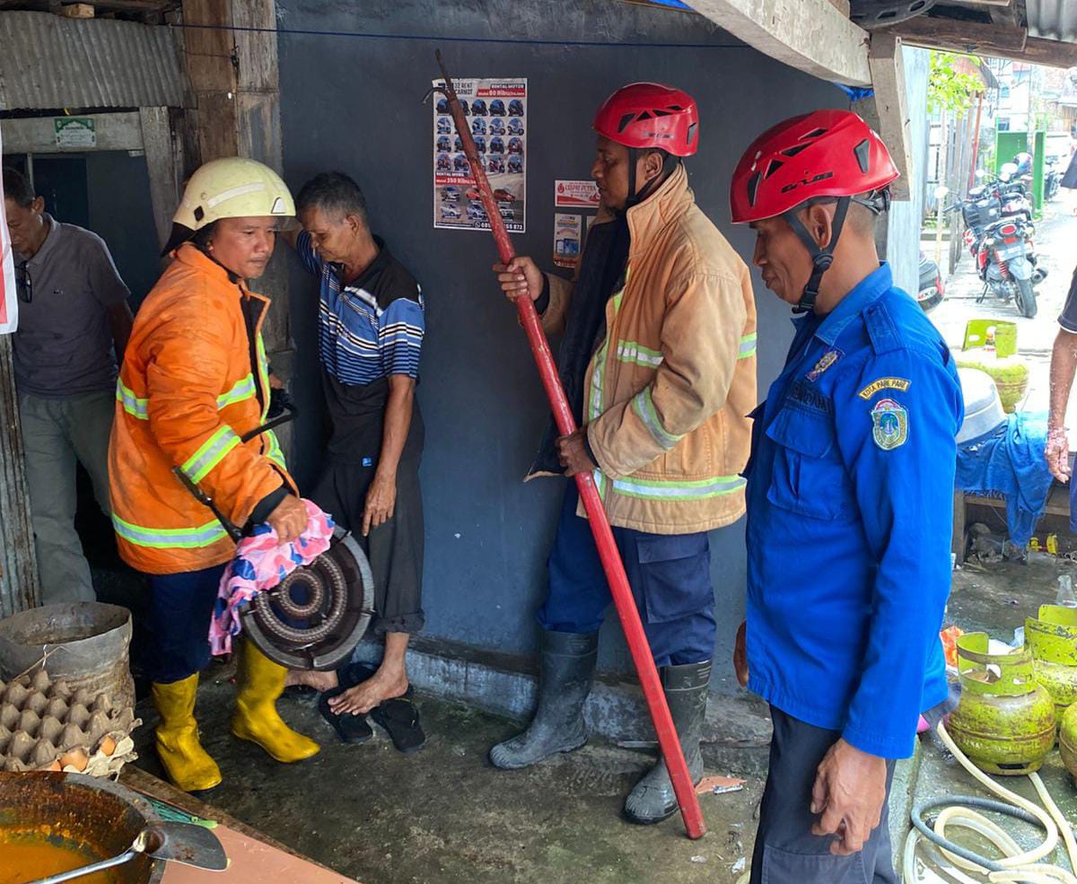 Damkar Gerak Cepat Tangani Kebakaran di Kampung Pisang