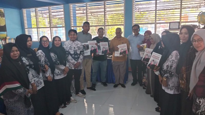 Anggota DPR RI La Tinro La Tunrung Bagi-Bagi Buku Prabowo Subianto di Pinrang