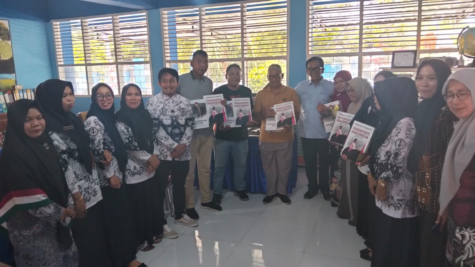 Anggota DPR RI La Tinro La Tunrung Bagi-Bagi Buku Prabowo Subianto di Pinrang