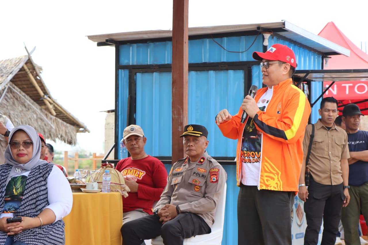 Polres Pangkep Dukung Pelestarian Lingkungan Lewat Penanaman Mangrove di Bungoro