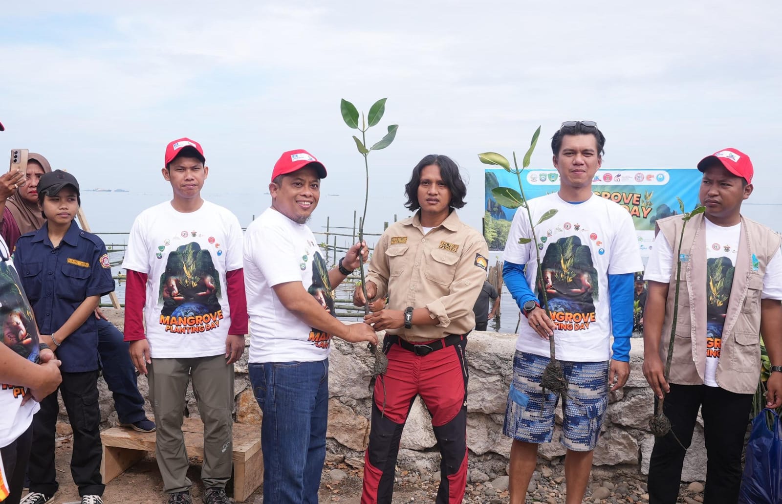 PT Semen Tonasa Kolaborasi bersama Gelar Mangrove Planting Day