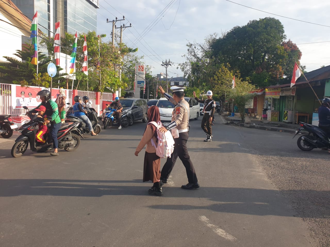 Pelayanan Pagi Sat Lantas Polres Parepare, Kendalikan Arus Kendaraan dan Lindungi Pelajar