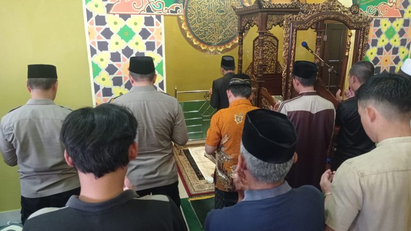 Polres Parepare dan Jemaah Masjid Mujahid Baiturrahim Gelar Salat Gaib untuk Almarhum Affan Kurniawan