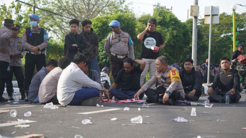 Kapolres Parepare Duduk Berbaur dengan Mahasiswa saat Demo Depan DPRD