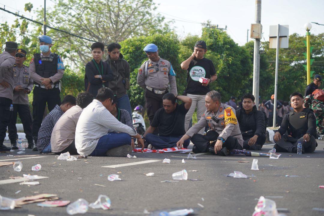 Kapolres Parepare Duduk Berbaur dengan Mahasiswa saat Demo Depan DPRD