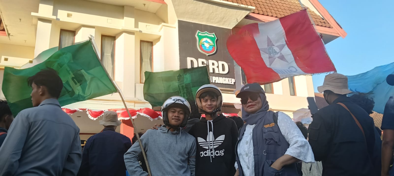 Kabid Ketahanan Ekososbud Agama dan Ormas Kesbangpol Pangkep Pantau Demo