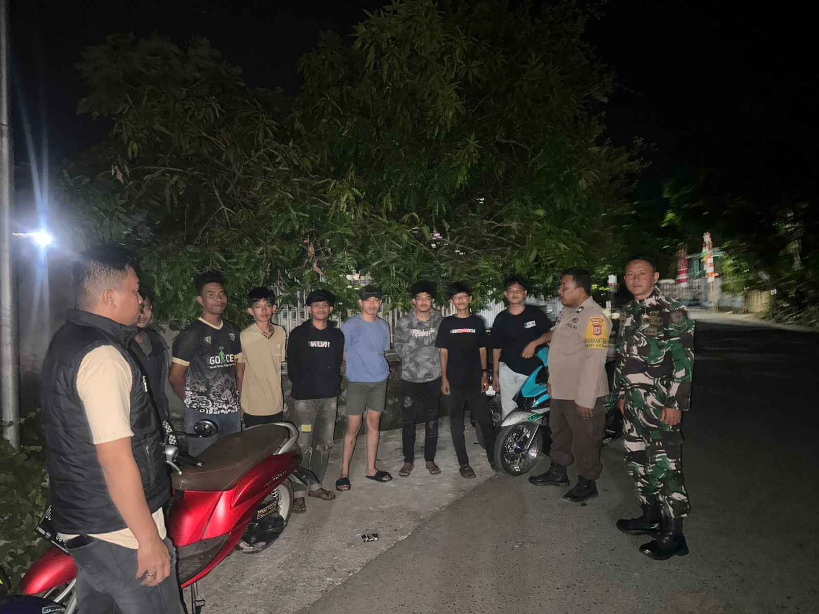 Personel Polsek Ma’rang Ka Spkt II Aiptu Muhajir Mendatangi yang Terkena Angin Kencang