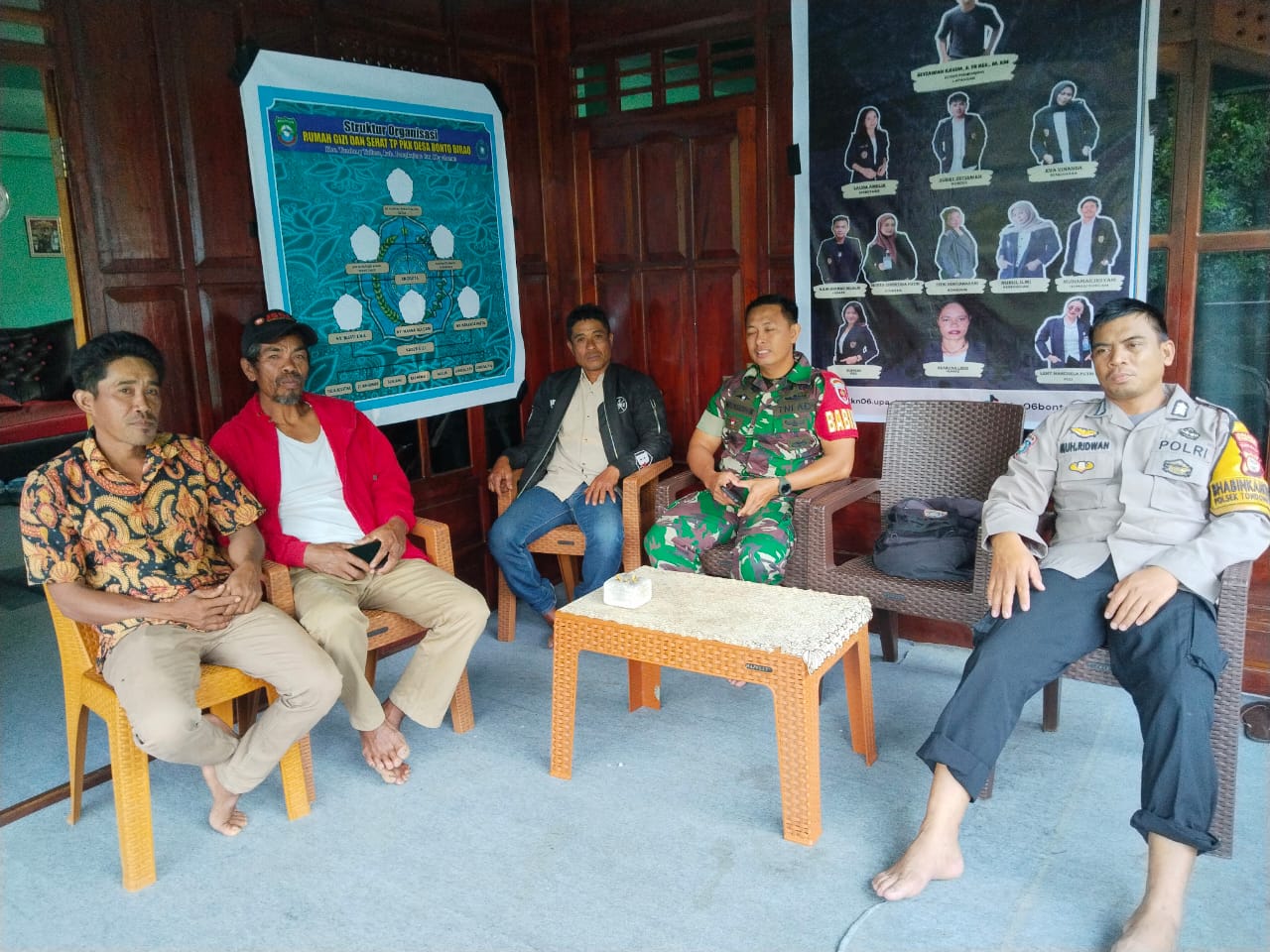Tingkatkan Sinergi Bhabinkamtibmas bersama Babinsa Sambang Desa Binaan