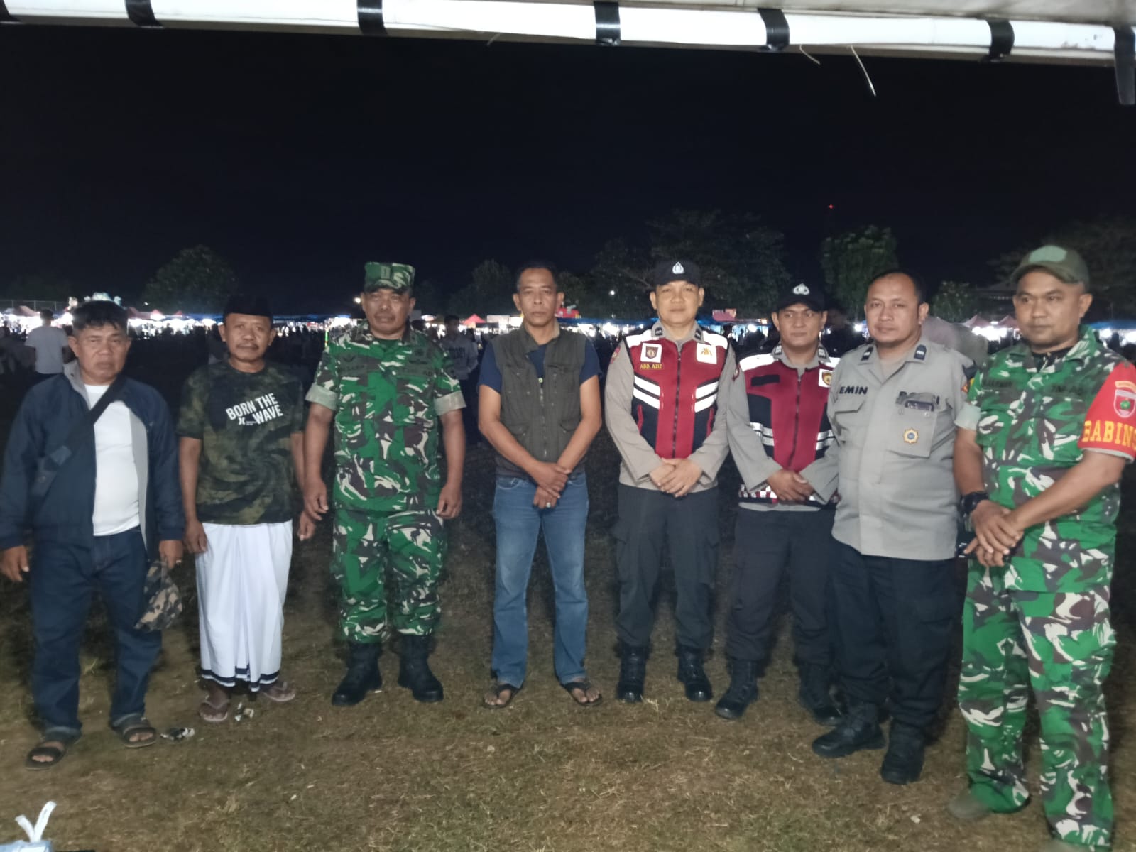 Kapolsek Minasatene Luangkan Waktu Pimpin Pengamanan Pasar Malam