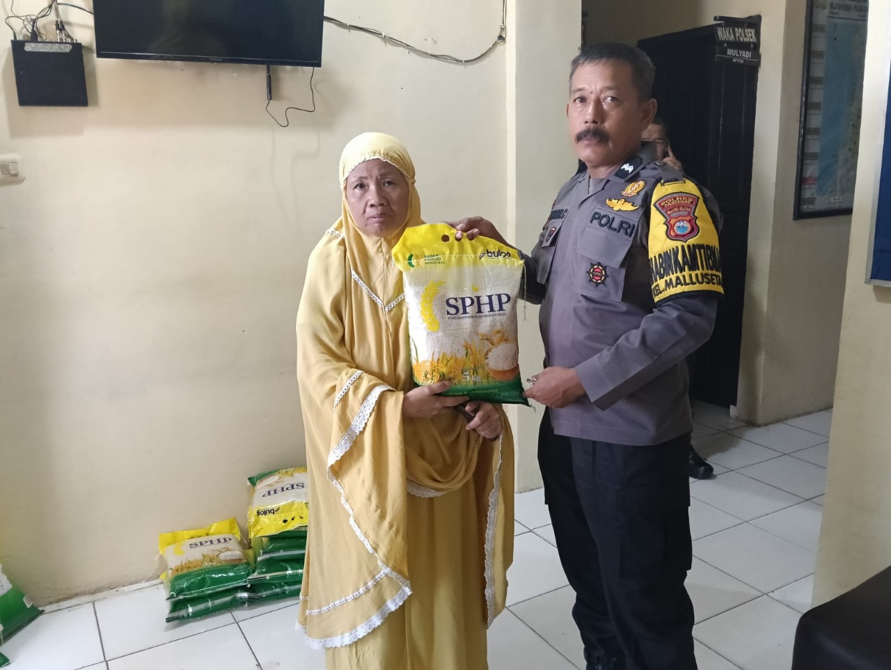 Polsek KPN Polres Parepare Libatkan Bhabinkamtibmas, Salurkan Beras Murah dari Rumah ke Rumah