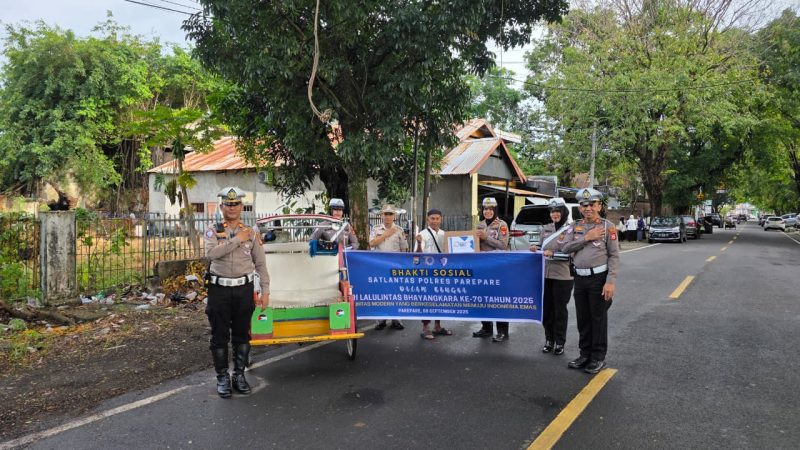 Sambut Hari Lalu Lintas Bhayangkara ke-70, Satlantas Polres Parepare Berbagi Sembako untuk Pengayuh Becak