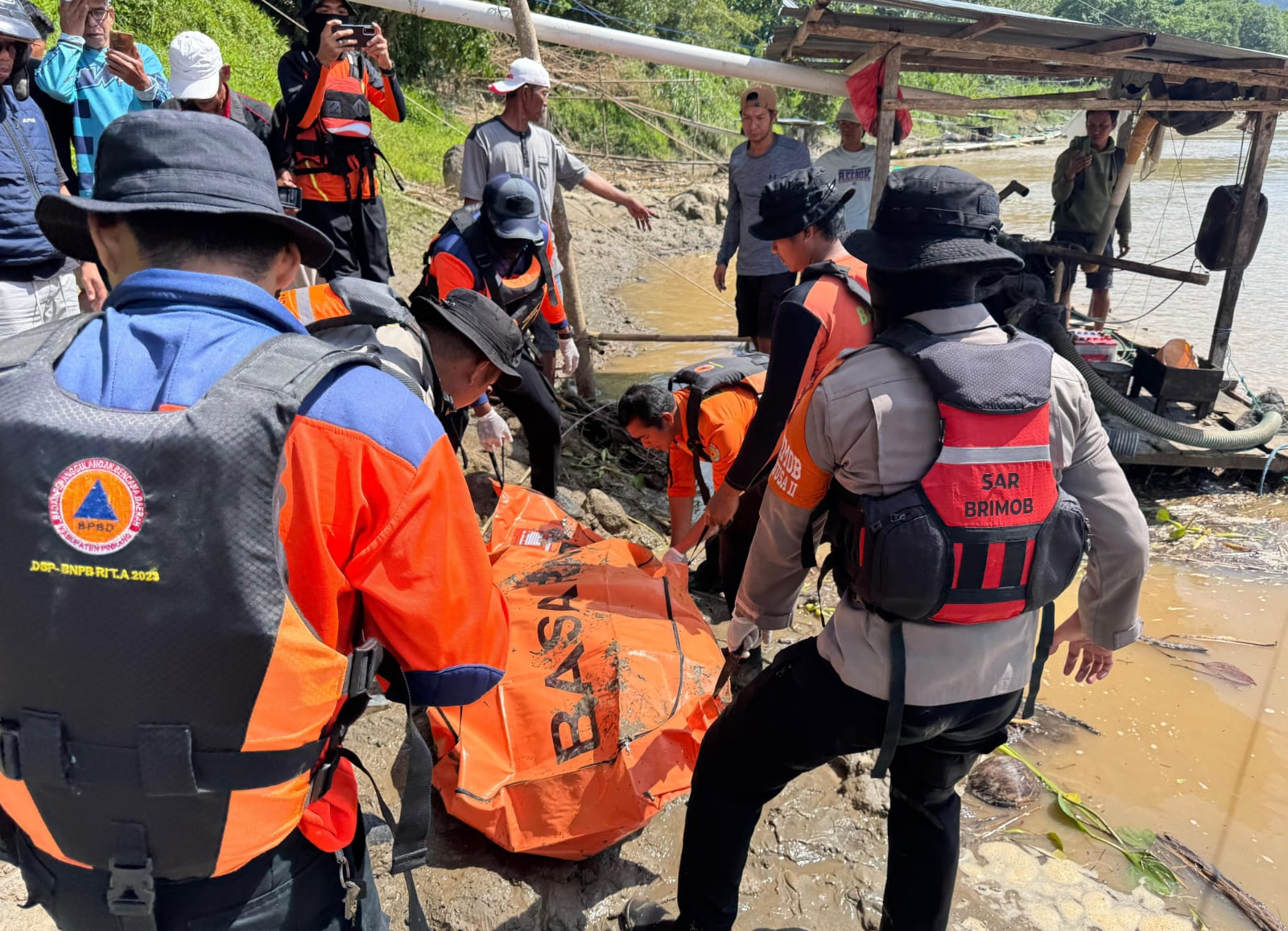 Mayat Wanita Ditemukan Ngambang di Sungai Saddang, Diduga Lompat di Bendungan Benteng
