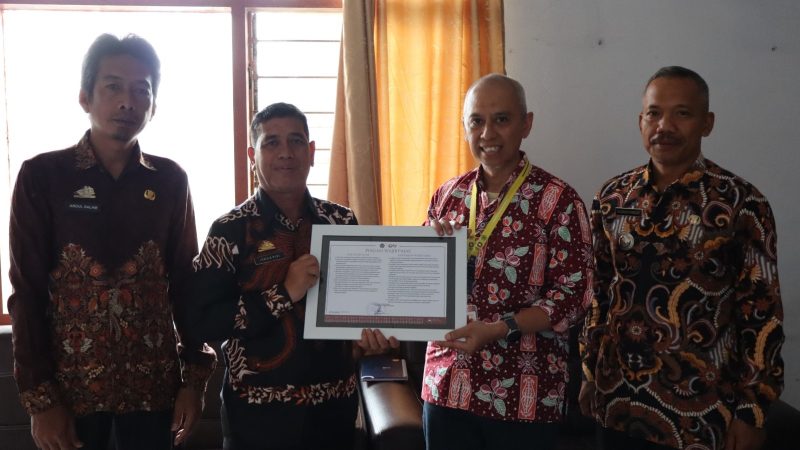 KPP Pratama Parepare Serahkan Piagam Wajib Pajak kepada Camat di Kabupaten Enrekang