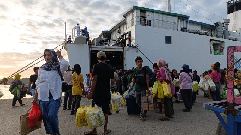 Pedagang Asongan Masih Berkeliaran di Dermaga Pelabuhan Nusantara Parepare